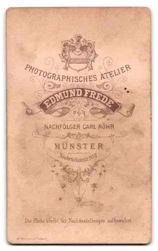 Fotografie Edmund Frede, Münster, Neubrückenstr.7, Portrait Bruder und Schwester im Matrosenanzug und Kleid auf Fell