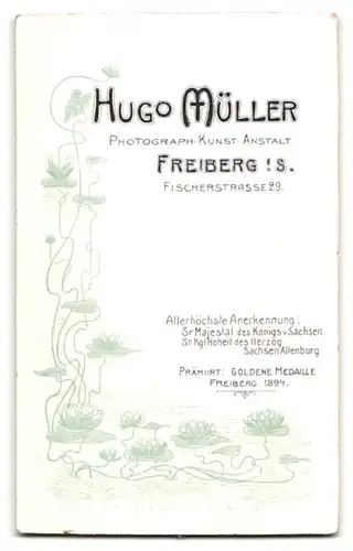 Fotografie Hugo Müller, Freiberg i. S., Fischerstr. 29, Portrait kleines Kind im weissen Kleid auf einem Sofa sitzend