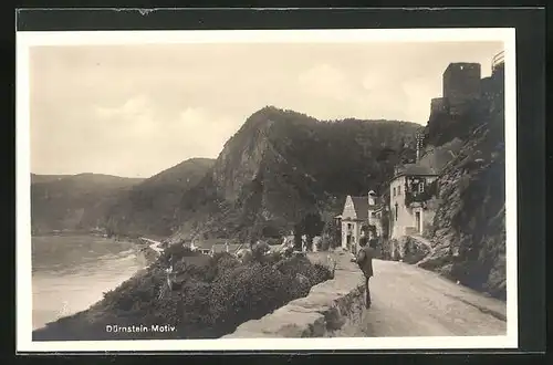 AK Dürnstein, Ortspartie mit Mann