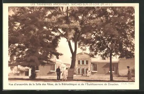 AK Seiches-sur-le-Loir, Vue d`ensemble de la Salle des Fetes et de la Bibliothèque