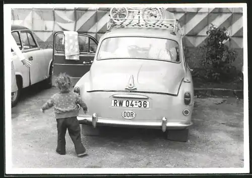 Fotografie Auto Skoda, Kind vor PKW mit Dachgepäckträger