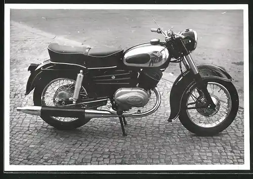 Fotografie Motorrad Zündapp, Krad auf Bürgersteigt abgestellt