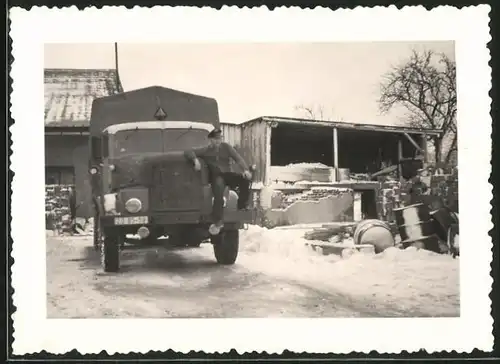 Fotografie Lastwagen, LKW-Pritsche mit Kühlerabdeckung, Fahrer auf Kotflügel sitzend
