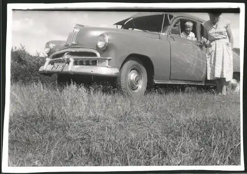 Fotografie Auto US-Car, Knabe sitzt im PKW mit Sonnenblende