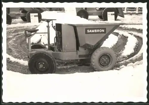 Fotografie Kleinst-Kipplader Sambron, Baumaschine auf einem Ausstellungsgelände