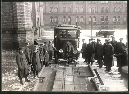 Fotografie Motorisierte Landstrassenpolizei Berlin, Motorpolizisten üben das Abschleppen eines beschädigten Lastwagen's