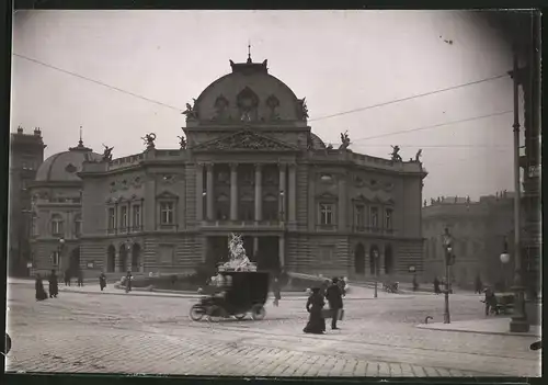 Fotografie unbekannter Fotograf, Ansicht Wien, Szene vor dem Volkstheater