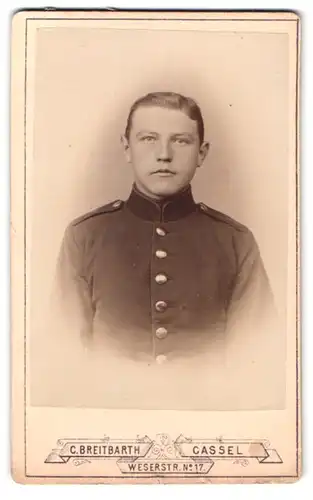 Fotografie C. Breitbarth, Cassel, Westerstr. 17, Portrait junger Soldant in Uniform schaut in die Kamera