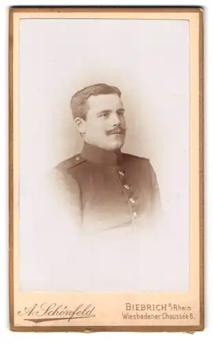 Fotografie A. Schönfeld, Biebrich a. Rhein, Wiesbadener Chaussee 6, Portrait Soldat in Uniform Rgt. 30 mit Oberlippenbar