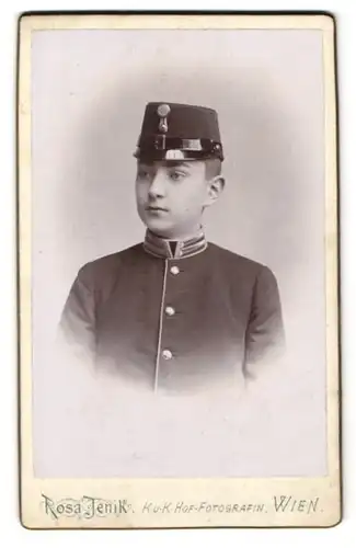 Fotografie Rosa Jenik, Wien, Mariatreugasse 6, Portrait junger österreichischer Soldat in Garde Uniform mit Mütze