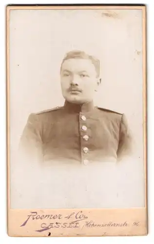 Fotografie Roemer & Co., Cassel, Hohenzollernstr. 96, Portrait Soldat in Uniform mot Oberlippenbart