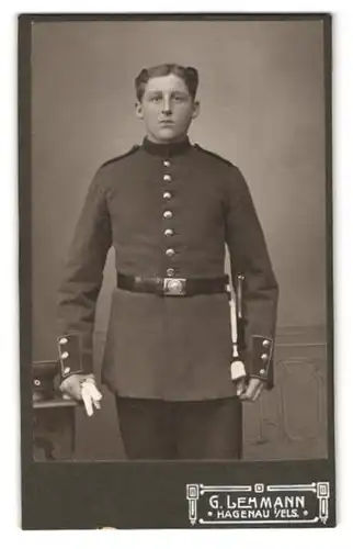 Fotografie G. Lehmann, Hagenau i. Els., Landweg 95, Portrait junger Soldat in Uniform mit Bajonett und Portepee