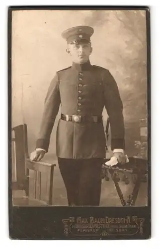 Fotografie Max Baum, Dresden, Königsbrückerstr. 62, Portrait sächsischer Soldat in Uniform mit Bajonett und Portepee