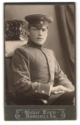 Fotografie Atelier Born, Kamenz i. Sa., Portrait Soldat in Uniform Rgt. 178 mit Schirmmütze und Kokarde