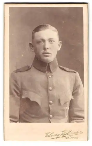 Fotografie Valborg Kjellander, Sköfde, Portrait junger Soldat in Uniform Rgt. 9 mit Segelohren