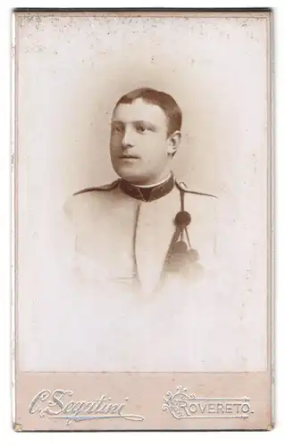 Fotografie C. Segatini, Rovereto, Portrait junger Soldat in Uniform mit Schützenschnur