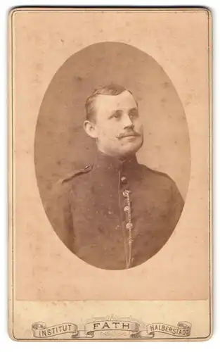 Fotografie R. Fath, Halberstadt, Linden-Weg 21, Portrait Soldat in Uniform mit Kette und Moustache