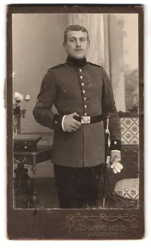 Fotografie Eduard Heid, Rastatt, Portrait Soldat in Uniform Artillerie Regiment mit Signalgeber Ärmelabzeichen