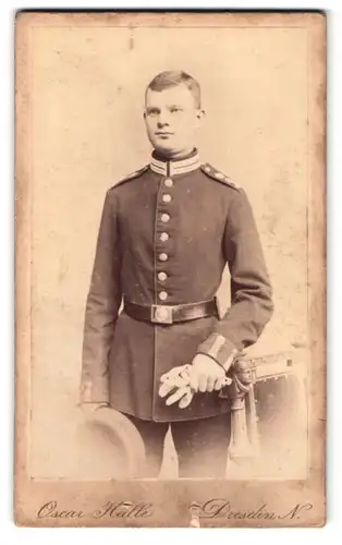 Fotografie Oscar Halle, Dresden, Königsbrückerstr. 71, Portrait junger sächsischer Soldat in Gardeuniform