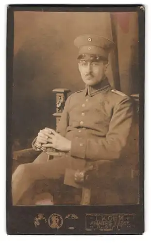 Fotografie L. Kohm, Rastatt, Portrait Uffz. in Uniform mit Brille und Säbel