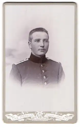 Fotografie Chr. Mönstedt, Verden, v. d. Neuen Thor 43, Portrait Soldat in Uniform Art. Rgt. 26
