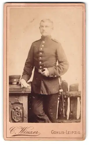 Fotografie C. Winzer, Gohlis, Leipziger Str. 7, Portrait junger Soldat in Uniform mit Bajonett