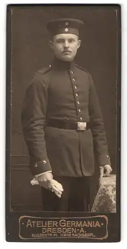 Fotografie Atelier Germania, Dresden, Elisenstr. 71, Portrait Soldat in Uniform Art. Rgt. 48 mit Krätzchen