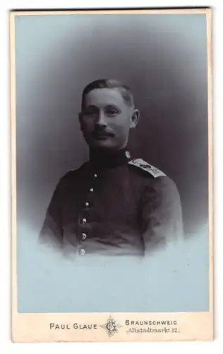 Fotografie Paul Glaue, Braunschweig, Altstadtmarkt 12, Portrait Soldat in Uniform mit Schulterklappen