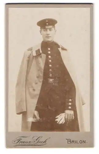Fotografie Franz Geck, Brilon, Portrait junger Soldat in Uniform mit Uniformmantel