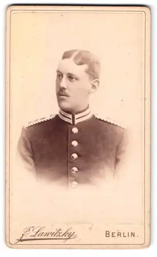 Fotografie Jul. Lawitzky, Berlin, Behrenstr. 21, Portrait Einjährig-Freiwilliger Albert Voigt in Garde Uniform