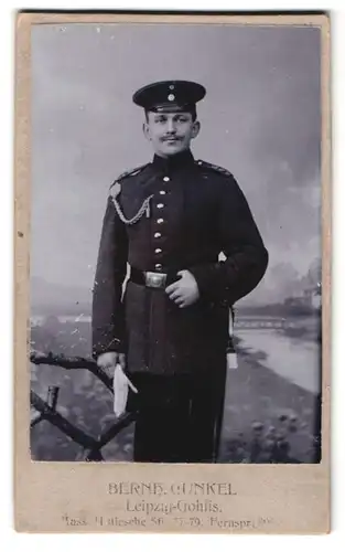 Fotografie Bernh. Gunkel, Leipzig, Portrait sächsischer Soldat in Uniform mit Schützenschnur und Bajonett
