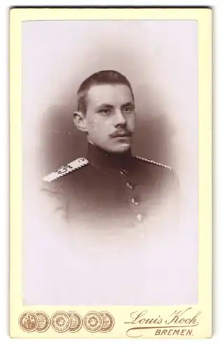 Fotografie Louis Koch, Bremen, a. d. Brake 20, Portrait Einjährig-Freiwilliger in Uniform Rgt. 15