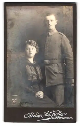 Fotografie Atelier Ad. Kolle, Göttingen, Prinzenstr. 18, Portrait Soldat in Feldgrau Uniform Rgt. 98 mit Frau