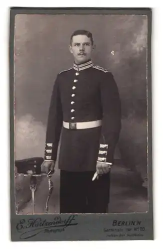 Fotografie E. Hartzendorff, Berlin, Gartenstr. 20, Portrait Soldat in Garde Uniform posiert im Atelier