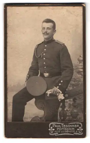 Fotografie Paul Teschner, Potsdam, Alte Luisenstr. 6, Portrait Soldat in Uniform Rgt. 28 mit Schützenschnur