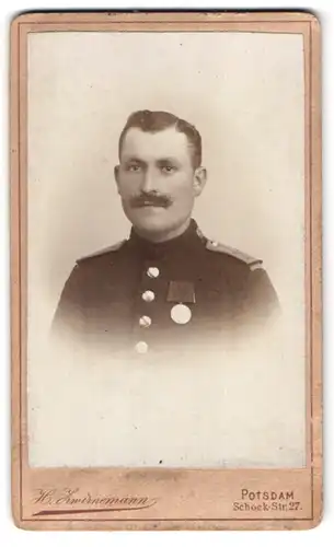 Fotografie H. Zwirnemann, Potsdam, Schock-Str. 27, Portrait Soldat in Uniform Rgt. 29 mit Centinar Medaille