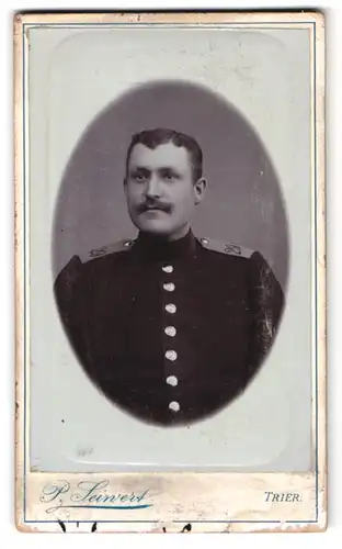 Fotografie P. Seiwert, Trier, Brodstr. 45, Portrait Soldat in Uniform Rgt. 29 mit Walrossbart