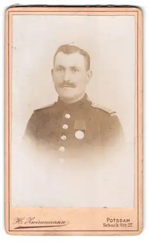 Fotografie H. Zwirnemann, Potsdam, Schock-Str. 27, Portrait Soldat in Uniform Rgt. 29 mit Centinar Medaille