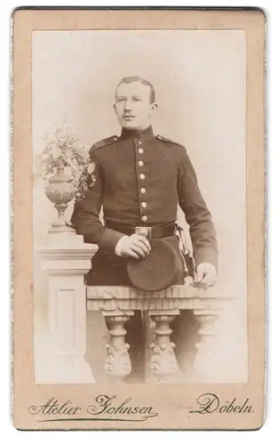 Fotografie Atelier Johnsen, Döbeln, Zwingerstr. 34, Portrait Soldat in Uniform Rgt. 139 mit Bajonett