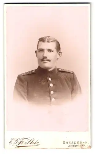 Fotografie E. G. Fr. Stotz, Dresden, Leipzigerstr. 49, Portrait Soldat in Uniform Rgt. 12 mit Mittelscheitel