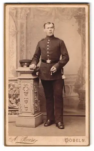 Fotografie A. Pause, Döbeln, Bahnhofstr., Portrait sächsischer Soldat in Uniform mit Bajonett vor einer Studiokulisse