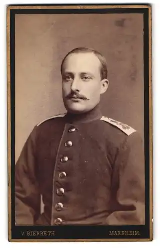 Fotografie V. Bierreth, Mannheim, Heidelbergerstr. P. 7. 21, Portrait junger Soldat in Uniform mit Oberlippenbart