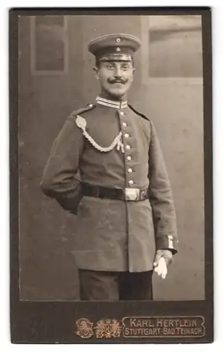 Fotografie Karl Hertlein, Stuttgart, Rotebühlstr. 35, Portrait Soldat in Garde Uniform mit Schützenschnur