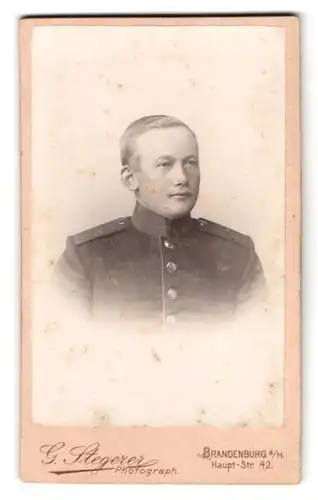 Fotografie G. Stegerer, Brandenburg a. H., Haupt-Str. 42, Portrait Soldat in Uniform Rgt. 35