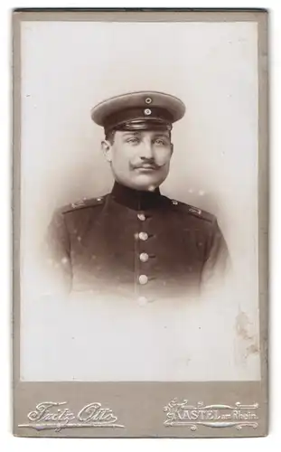 Fotografie Fritz Otto, Kastel am Rhein, Portrait Soldat in Uniform Rgt. 21 mit Kaiser Wilhelm Bart