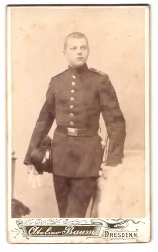 Fotografie Atelier Baum, Dresden, Königsbrückerstr. 64, Portrait sächsischer Jäger in Uniform mit Bajonett