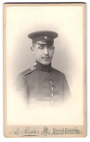 Fotografie Ad. Richter, Leipzig, Merseburgerstr. 61, Portrait Einjährig-Freiwilliger in Uniform mit Moustache
