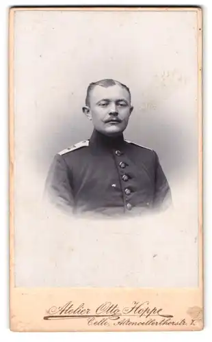 Fotografie Atelier Otto Hoppe, Celle, Altencellerthorstr. 7, Portrait Soldat in Uniform Rgt. 77 mit Zwirbelbart