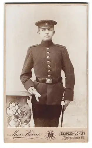 Fotografie Max Heine, Leipzig, Lindenthalerstr. 28, Portrait sächsischer Soldat in Uniform mit Bajonett und Portepee