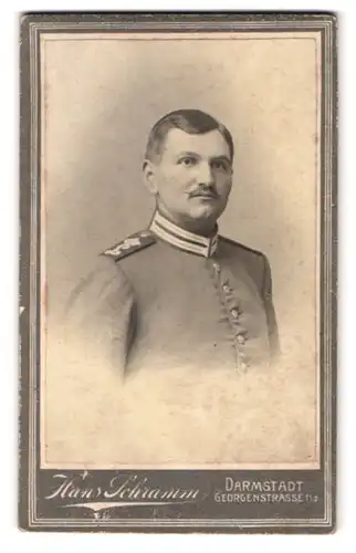 Fotografie Hans Schramm, Darmstadt, Georgenstr. 11, Portrait Soldat in Garde Uniform mit Zwirbelbart